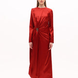 Broş Detay Drapeli Saten Elbise